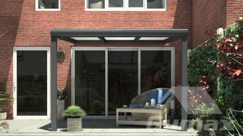 Anthrazitfarbene Terrassenüberdachung, 3,06 mal 2,50 Meter, mit opalem Polycarbonat