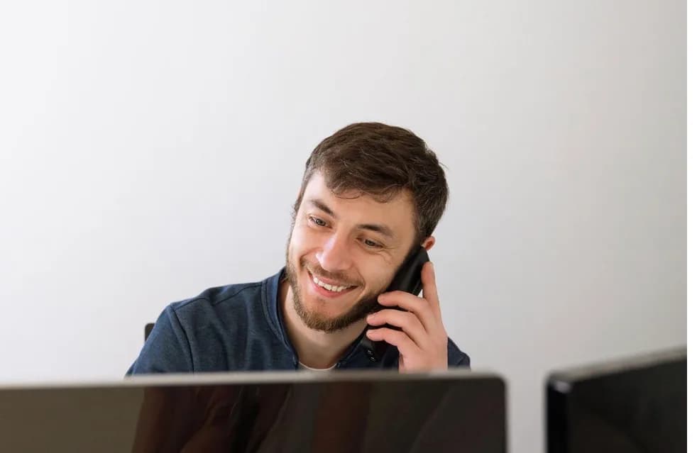 Mitarbeiter der AN Treppenbau GmbH im Büro während eines Kundengesprächs am Telefon